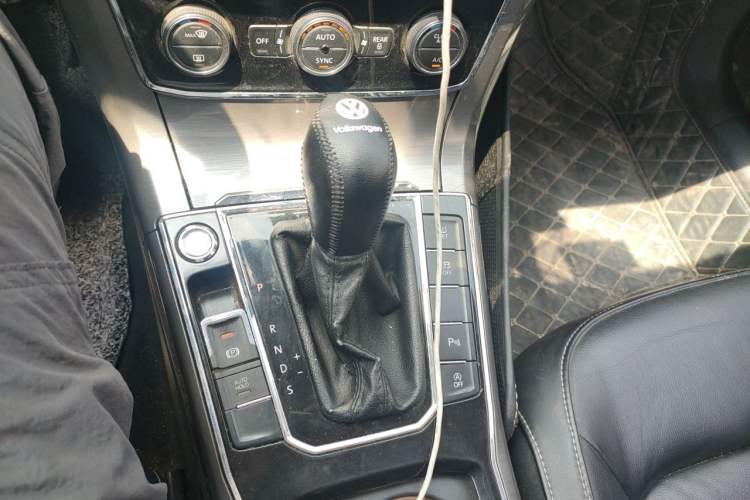 Used Volkswagen Passat 2017 330TSI DSG Luxury Edition Gear Lever