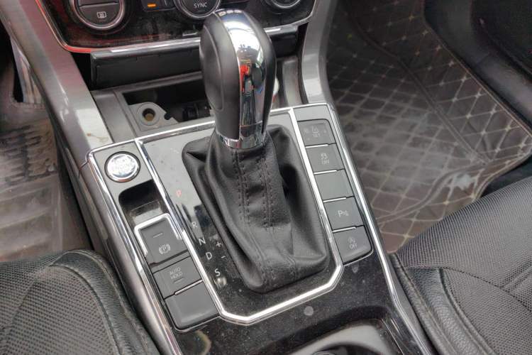 Used Volkswagen Passat 2017 330TSI DSG Luxury Edition Gear Lever