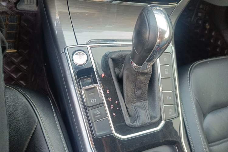 Used Volkswagen Passat 2017 330TSI DSG Luxury Edition Gear Lever