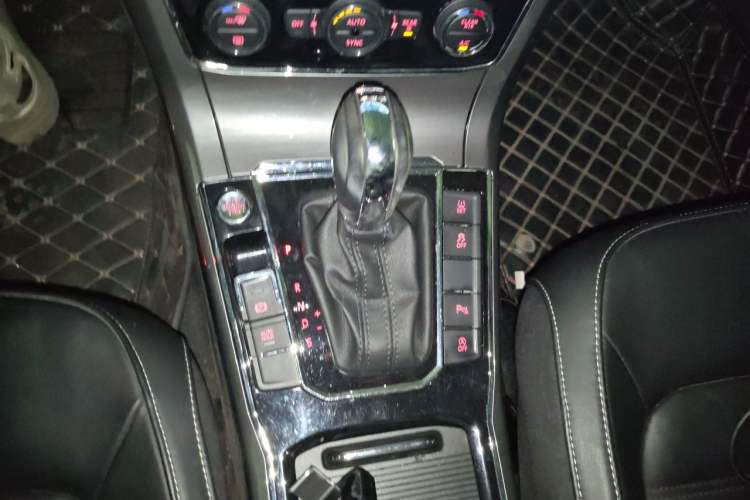 Used Volkswagen Passat 2017 330TSI DSG Luxury Edition Gear Lever