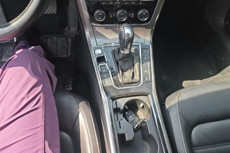 Used Volkswagen Passat 2017 330TSI DSG Luxury Edition Gear Lever