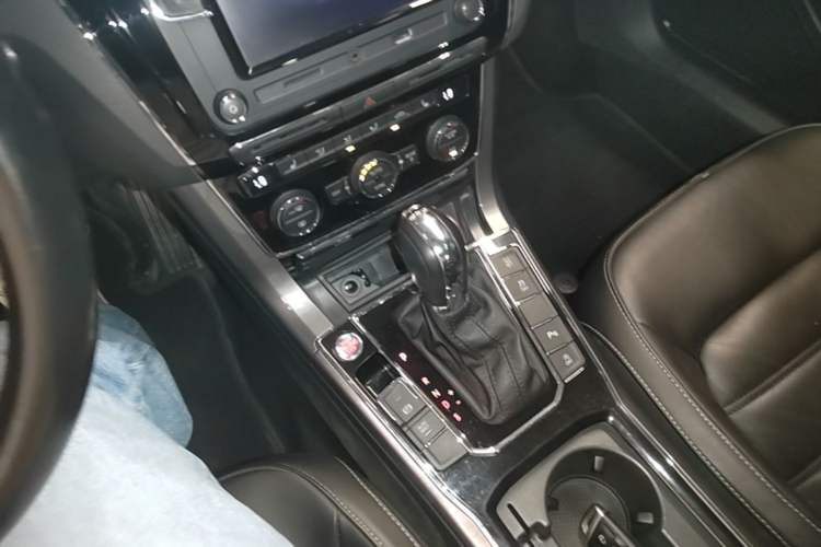 Used Volkswagen Passat 2017 330TSI DSG Luxury Edition Gear Lever
