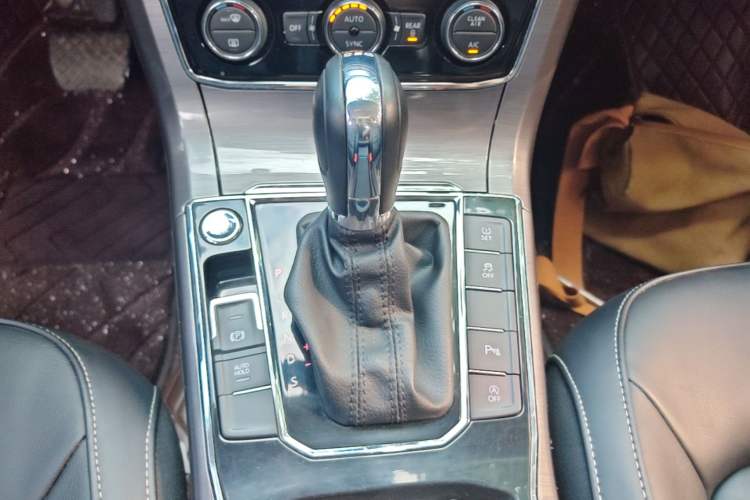 Used Volkswagen Passat 2017 330TSI DSG Luxury Edition Gear Lever