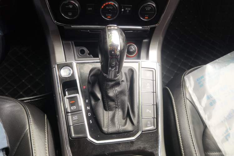 Used Volkswagen Passat 2017 330TSI DSG Luxury Edition Gear Lever
