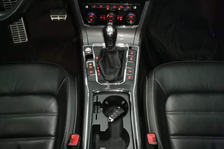Used Volkswagen Passat 2017 330TSI DSG Luxury Edition Gear Lever