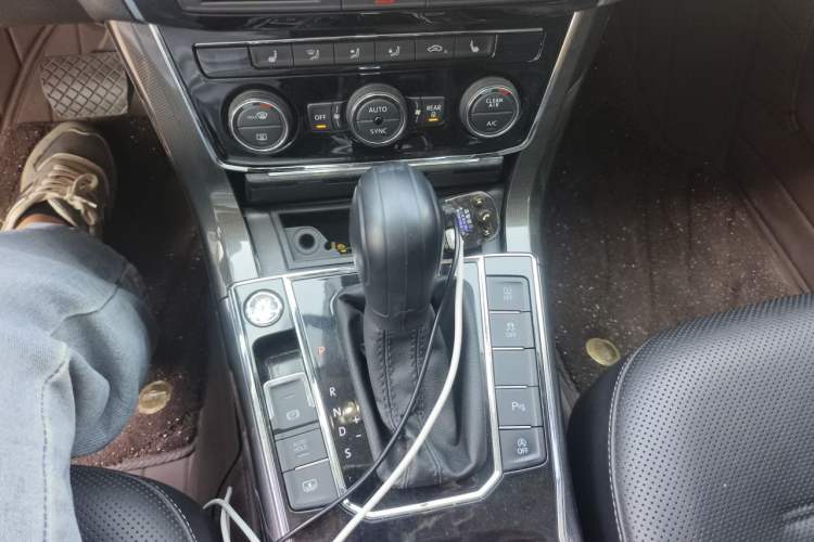Used Volkswagen Passat 2017 330TSI DSG Luxury Edition Gear Lever