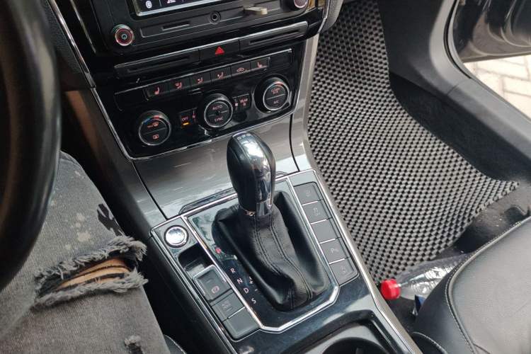 Used Volkswagen Passat 2017 330TSI DSG Luxury Edition Gear Lever