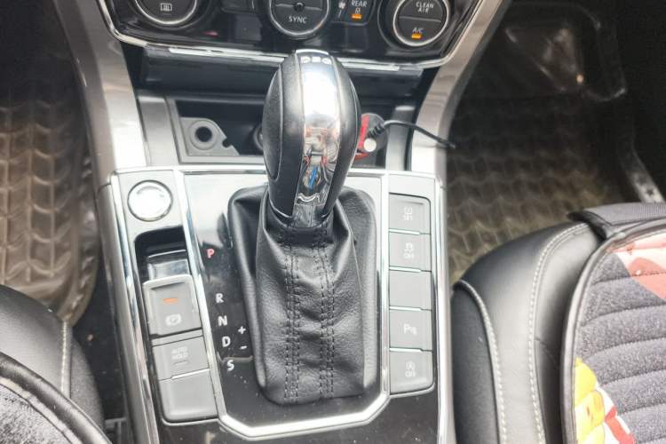 Used Volkswagen Passat 2017 330TSI DSG Luxury Edition Gear Lever