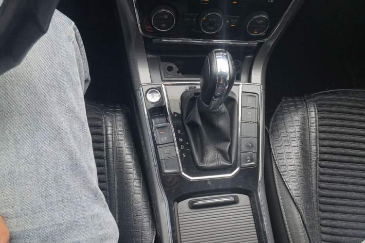 Used Volkswagen Passat 2017 330TSI DSG Luxury Edition Gear Lever
