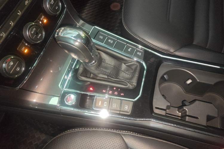 Used Volkswagen Passat 2017 330TSI DSG Luxury Edition Gear Lever