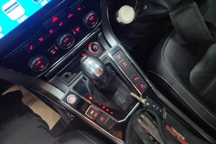Used Volkswagen Passat 2017 330TSI DSG Luxury Edition Gear Lever