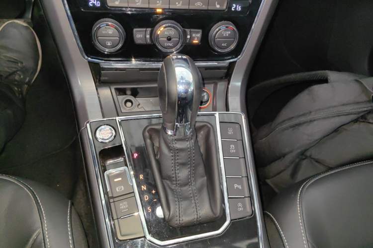 Used Volkswagen Passat 2017 330TSI DSG Luxury Edition Gear Lever