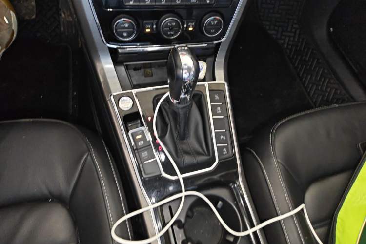 Used Volkswagen Passat 2017 330TSI DSG Luxury Edition Gear Lever