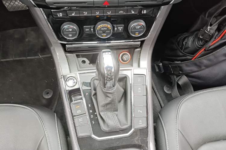Used Volkswagen Passat 2017 330TSI DSG Luxury Edition Gear Lever