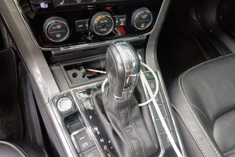 Used Volkswagen Passat 2017 330TSI DSG Luxury Edition Gear Lever