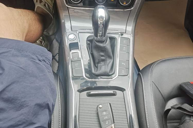 Used Volkswagen Passat 2017 330TSI DSG Luxury Edition Gear Lever