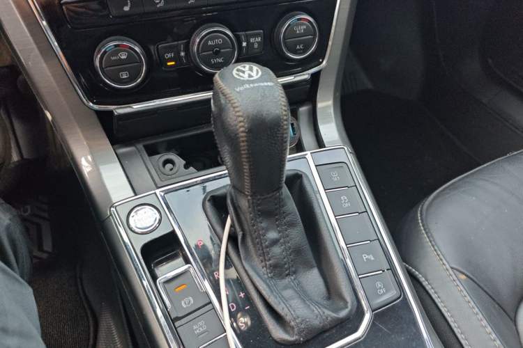 Used Volkswagen Passat 2017 280TSI DSG Luxury Edition Gear Lever