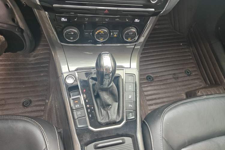 Used Volkswagen Passat 2017 330TSI DSG Luxury Edition Gear Lever