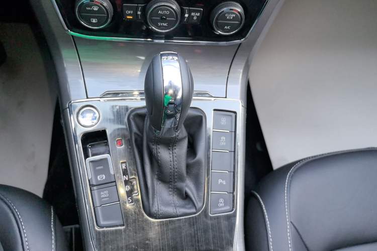 Used Volkswagen Passat 2017 330TSI DSG Luxury Edition Gear Lever