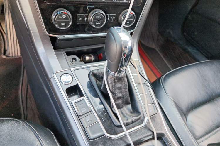 Used Volkswagen Passat 2017 330TSI DSG Luxury Edition Gear Lever