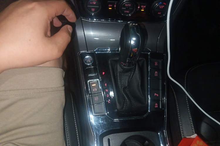 Used Volkswagen Passat 2017 330TSI DSG Luxury Edition Gear Lever