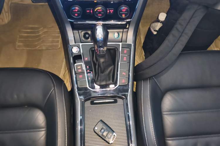 Used Volkswagen Passat 2017 330TSI DSG Luxury Edition Gear Lever