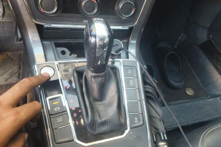 Used Volkswagen Passat 2017 280TSI DSG Luxury Edition Gear Lever