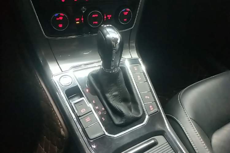 Used Volkswagen Passat 2017 330TSI DSG Luxury Edition Gear Lever