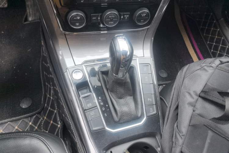 Used Volkswagen Passat 2017 330TSI DSG Luxury Edition Gear Lever