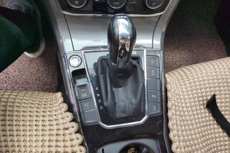 Used Volkswagen Passat 2017 330TSI DSG Luxury Edition Gear Lever