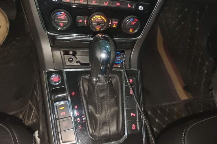 Used Volkswagen Passat 2017 330TSI DSG Luxury Edition Gear Lever