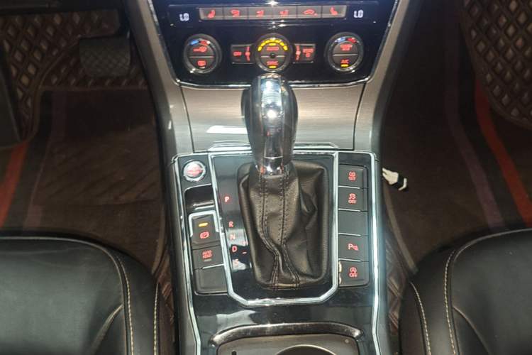 Used Volkswagen Passat 2017 330TSI DSG Luxury Edition Gear Lever