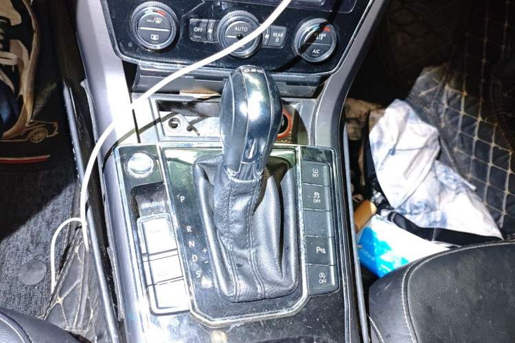 Used Volkswagen Passat 2017 330TSI DSG Luxury Edition Gear Lever