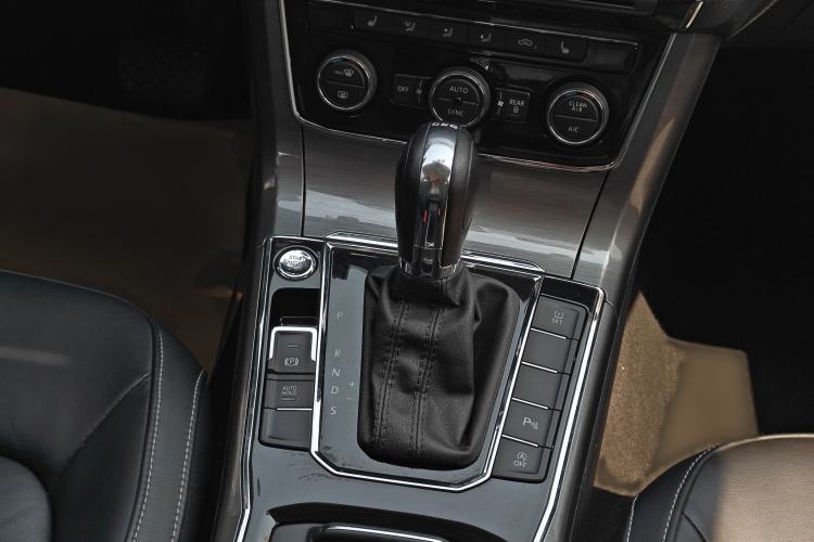 Used Volkswagen Passat 2017 330TSI DSG Luxury Edition Gear Lever