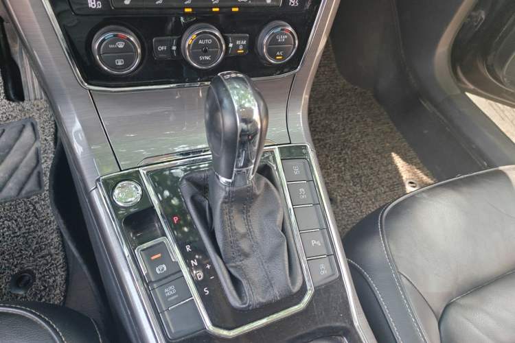 Used Volkswagen Passat 2017 330TSI DSG Luxury Edition Gear Lever