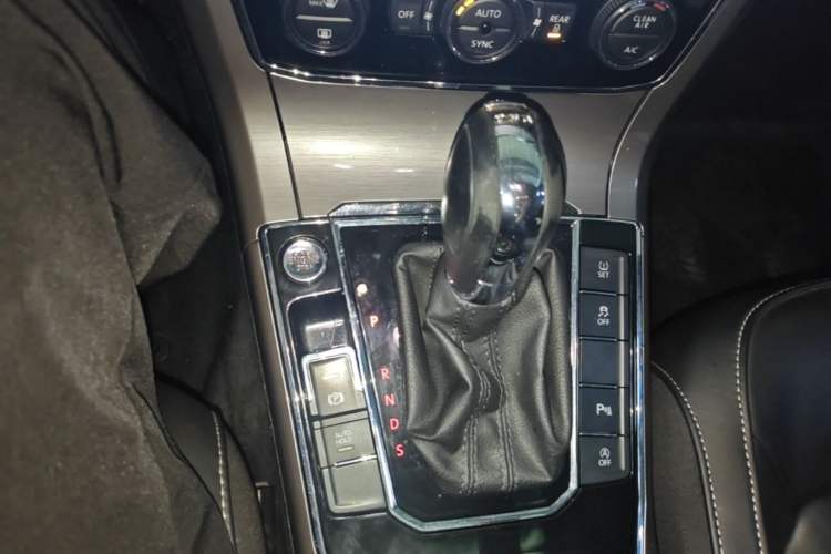 Used Volkswagen Passat 2017 330TSI DSG Luxury Edition Gear Lever