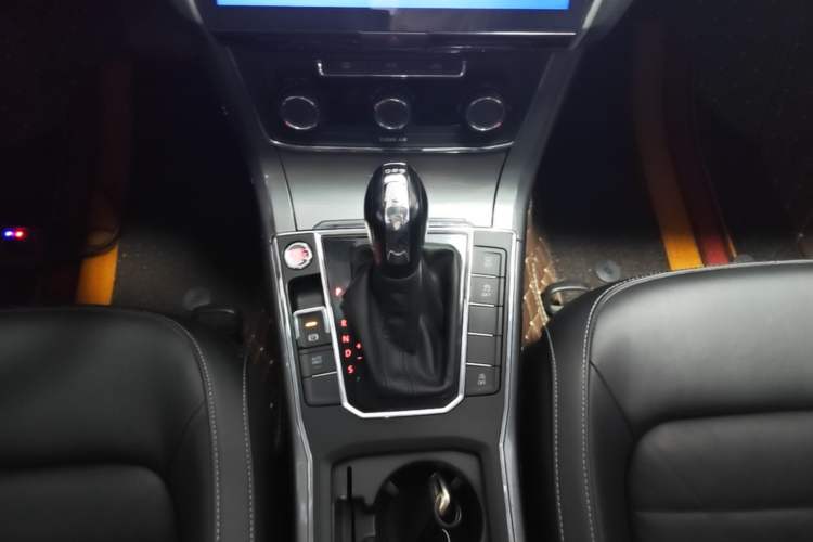 Used Volkswagen Passat 2017 280TSI DSG Luxury Edition Gear Lever
