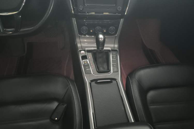 Used Volkswagen Passat 2017 330TSI DSG Luxury Edition Gear Lever
