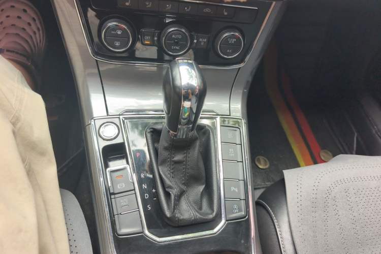 Used Volkswagen Passat 2017 330TSI DSG Luxury Edition Gear Lever