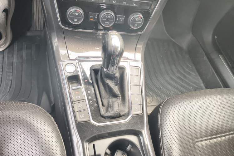 Used Volkswagen Passat 2017 330TSI DSG Luxury Edition Gear Lever