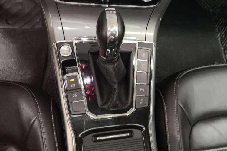 Used Volkswagen Passat 2017 330TSI DSG Luxury Edition Gear Lever