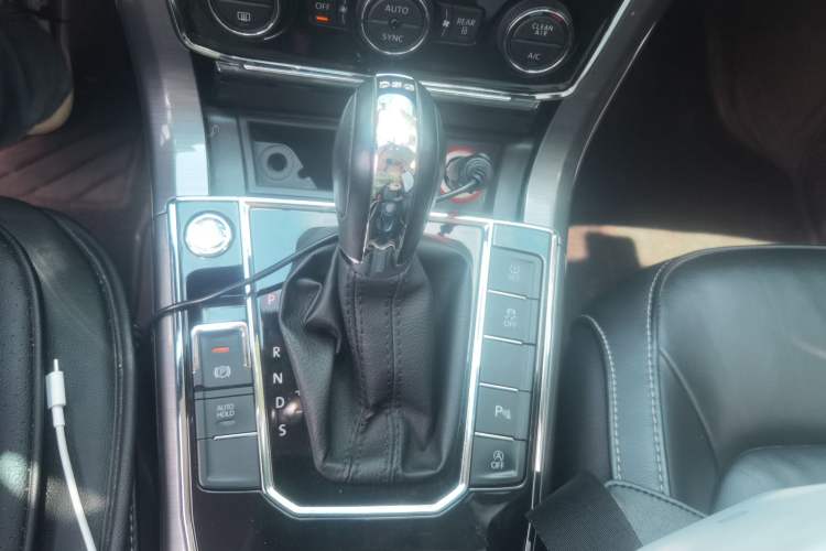 Used Volkswagen Passat 2017 330TSI DSG Luxury Edition Gear Lever