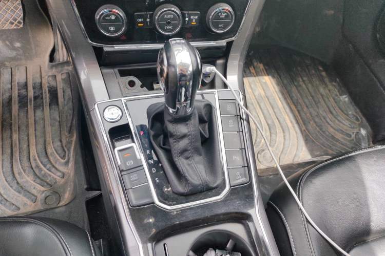 Used Volkswagen Passat 2017 330TSI DSG Luxury Edition Gear Lever