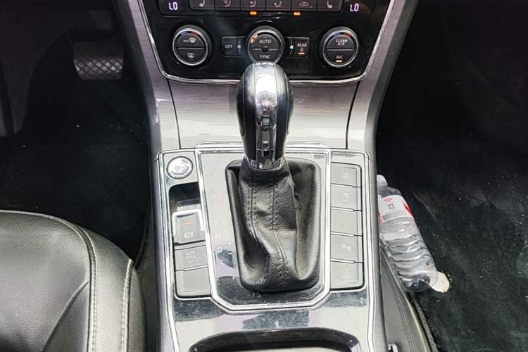 Used Volkswagen Passat 2017 280TSI DSG Luxury Edition Gear Lever