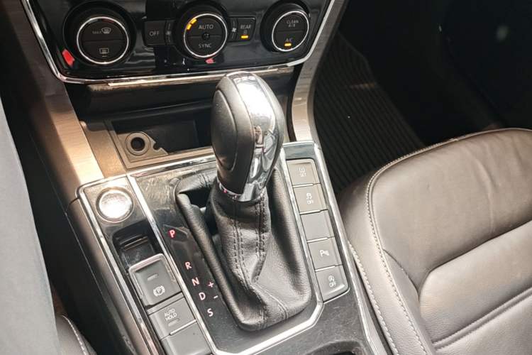 Used Volkswagen Passat 2017 280TSI DSG Luxury Edition Gear Lever