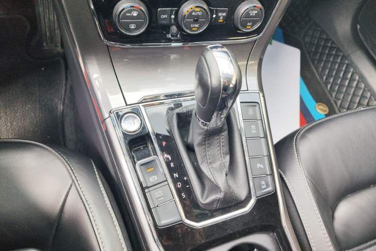 Used Volkswagen Passat 2017 330TSI DSG Luxury Edition Gear Lever
