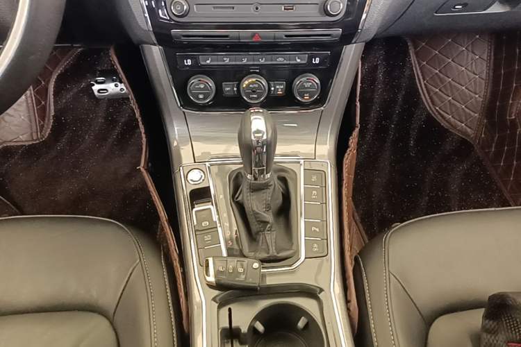 Used Volkswagen Passat 2017 330TSI DSG Luxury Edition Gear Lever
