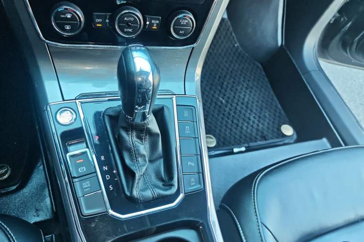 Used Volkswagen Passat 2017 330TSI DSG Luxury Edition Gear Lever