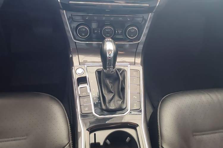 Used Volkswagen Passat 2017 330TSI DSG Prestige Edition Gear Lever