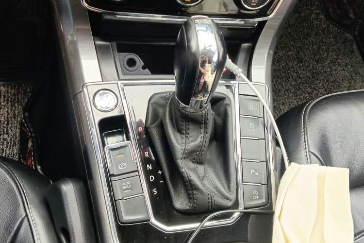 Used Volkswagen Passat 2017 280TSI DSG Luxury Edition Gear Lever